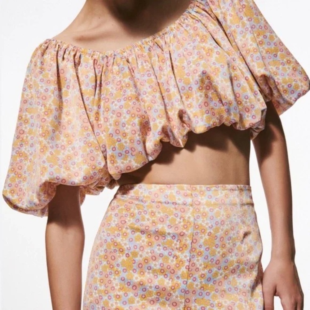 Zara Off the Shoulder Buff Sleeve Floral Crop Top. Size Small